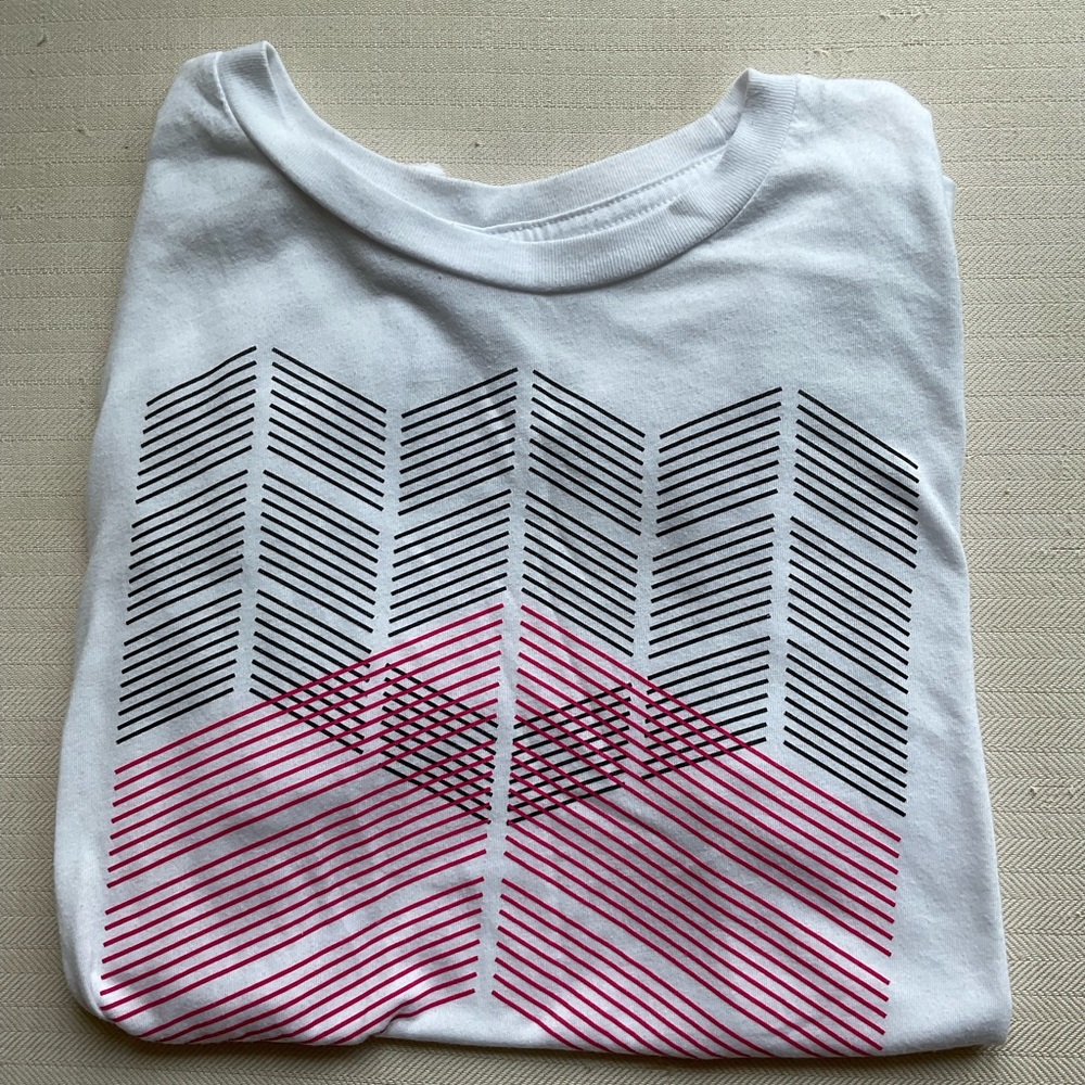 MAGENTA Tee - Picture 4 of 4